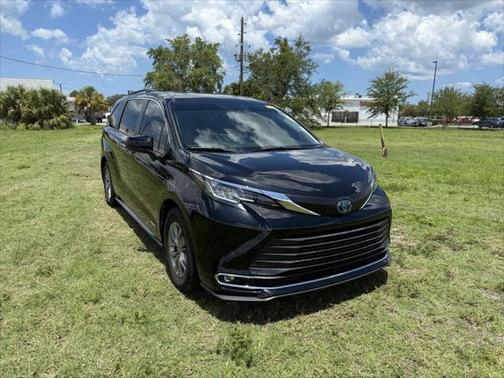 2021 Toyota Sienna XLE 8 Passenger