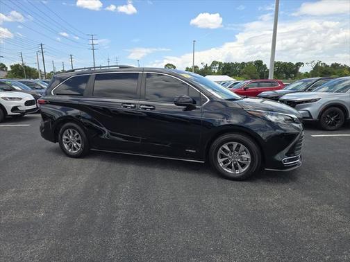 2021 Toyota Sienna XLE 8 Passenger
