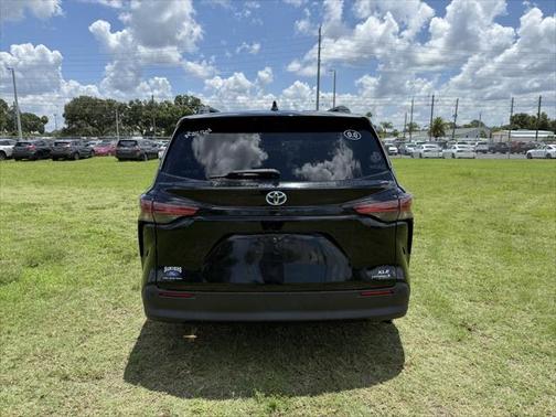 2021 Toyota Sienna XLE 8 Passenger