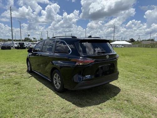 2021 Toyota Sienna XLE 8 Passenger
