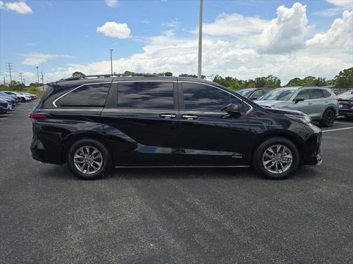 2021 Toyota Sienna XLE 8 Passenger