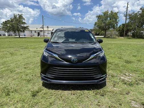 2021 Toyota Sienna XLE 8 Passenger