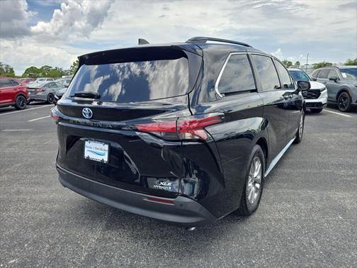 2021 Toyota Sienna XLE 8 Passenger