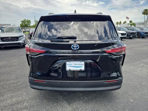 2021 Toyota Sienna XLE 8 Passenger