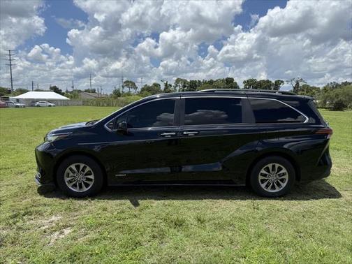2021 Toyota Sienna XLE 8 Passenger