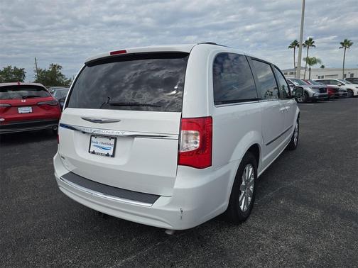 2016 Chrysler Town & Country Touring