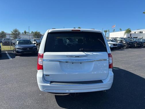 2016 Chrysler Town & Country Touring