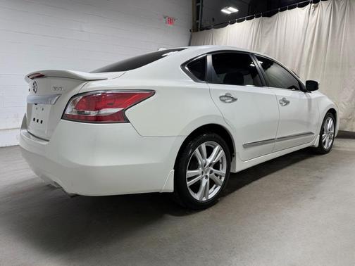 Pearl White 2015 Nissan Altima 3.5 SL