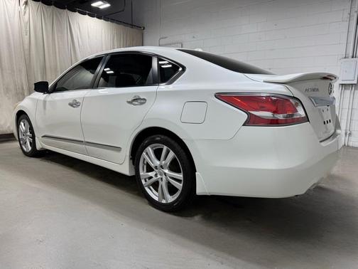Pearl White 2015 Nissan Altima 3.5 SL