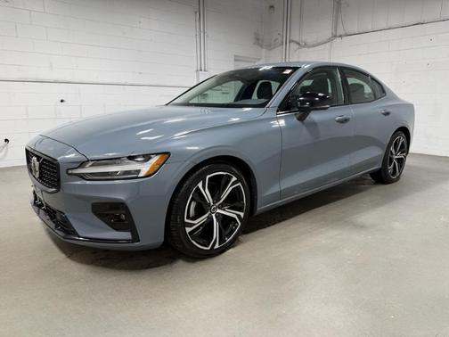 2024 Volvo S60 B5 Core Dark Theme