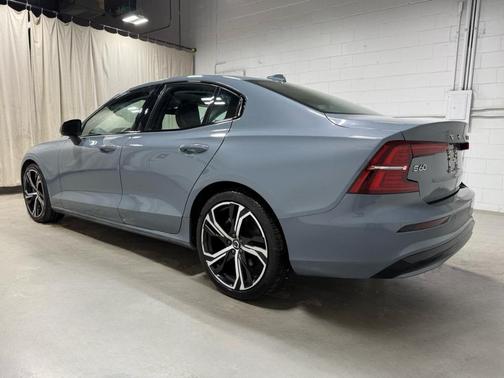 2024 Volvo S60 B5 Core Dark Theme