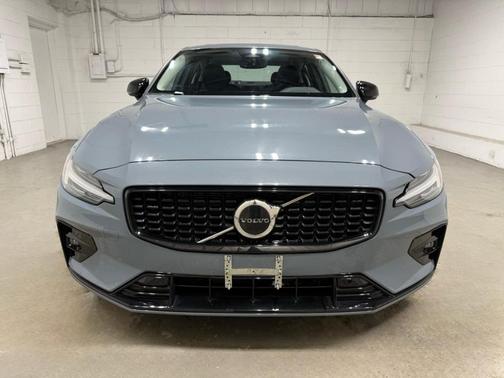 2024 Volvo S60 B5 Core Dark Theme