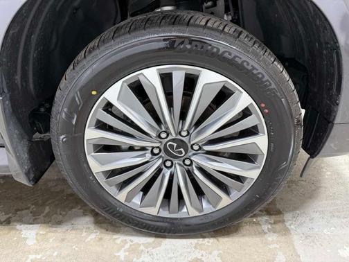 2025 INFINITI QX80 Luxe