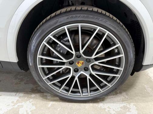 2023 Porsche Cayenne Platinum Edition