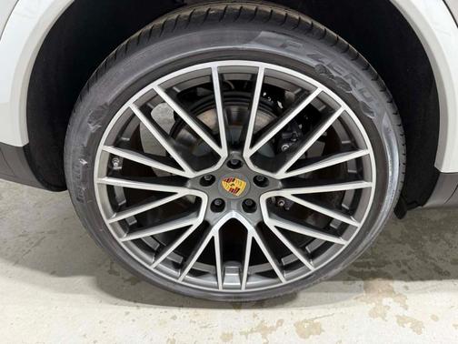 2023 Porsche Cayenne Platinum Edition