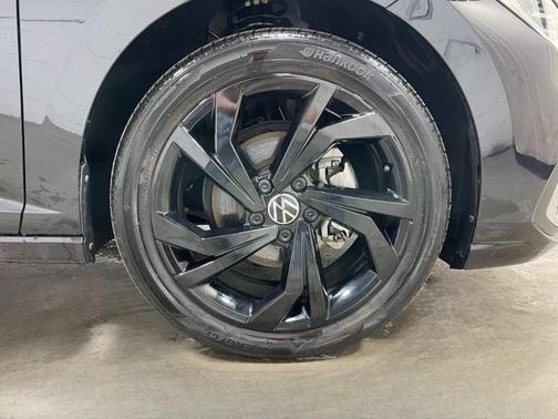 Deep Black Pearl Effect 2025 Volkswagen Jetta 1.5T SE
