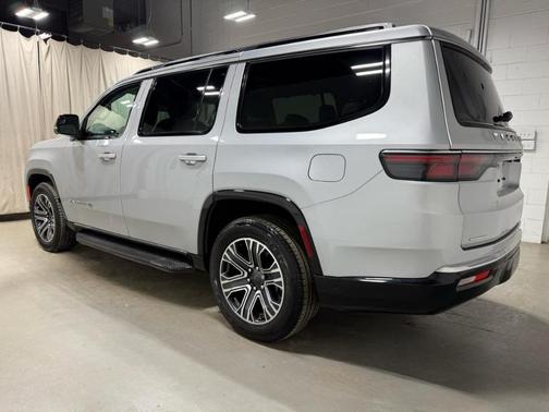 2023 Jeep Wagoneer Base