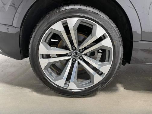 Orca Black Metallic 2021 Audi Q8 55 Premium