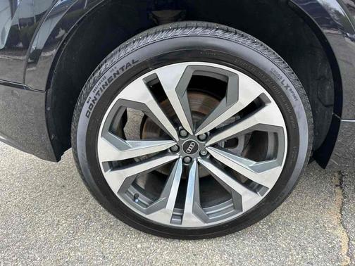 Orca Black Metallic 2021 Audi Q8 55 Premium