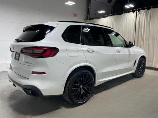 Mineral White Metallic 2022 BMW X5 sDrive40i