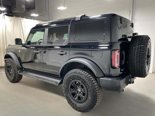 Shadow Black 2025 Ford Bronco Outer Banks
