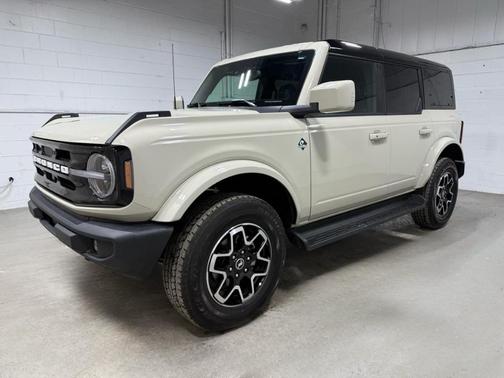 Desert Sand 2025 Ford Bronco Outer Banks