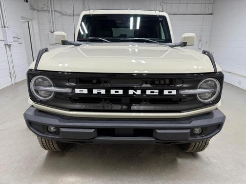 Desert Sand 2025 Ford Bronco Outer Banks