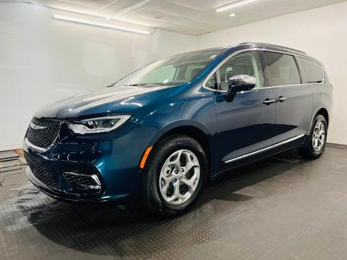 Photo 3 of 28 of 2022 Chrysler Pacifica Limited