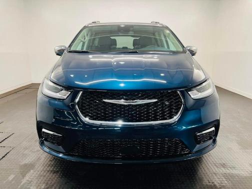 Photo 2 of 28 of 2022 Chrysler Pacifica Limited
