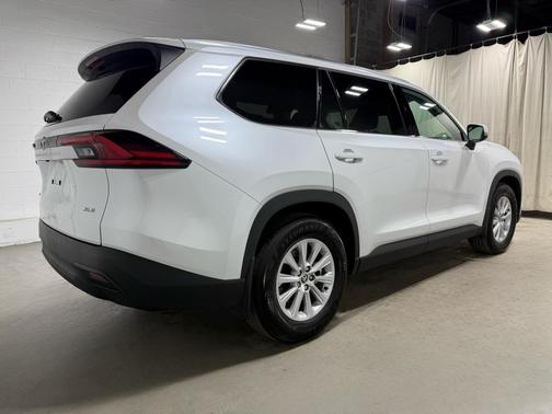 2025 Toyota Grand Highlander XLE 8 PASSENGER WITH PANORAMIC SUNROOF