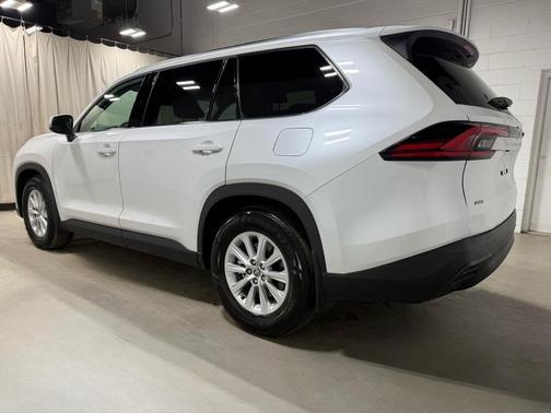 2025 Toyota Grand Highlander XLE 8 PASSENGER WITH PANORAMIC SUNROOF