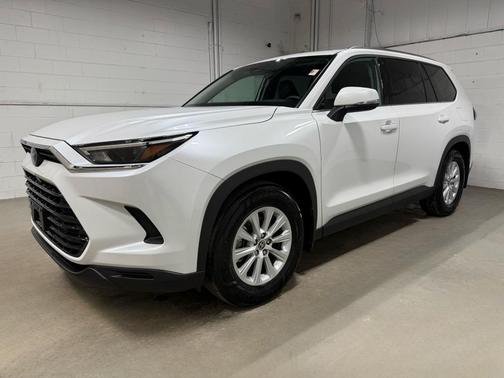 2025 Toyota Grand Highlander XLE 8 PASSENGER WITH PANORAMIC SUNROOF