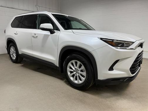 2025 Toyota Grand Highlander XLE 8 PASSENGER WITH PANORAMIC SUNROOF