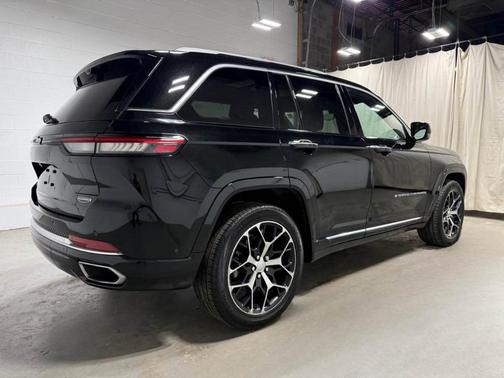 2022 Jeep Grand Cherokee Summit