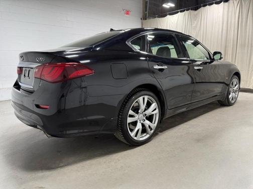 Black 2016 INFINITI Q70 3.7X