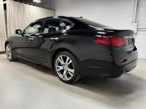 Black 2016 INFINITI Q70 3.7X