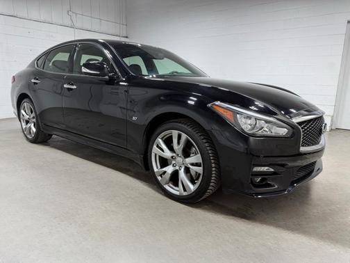 Black 2016 INFINITI Q70 3.7X