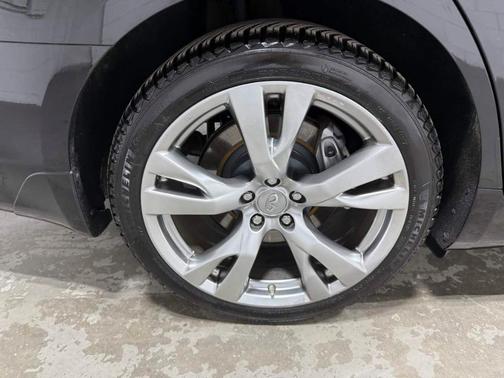 Black 2016 INFINITI Q70 3.7X