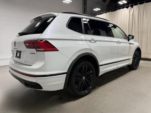 Oryx White Pearl Effect 2022 Volkswagen Tiguan 2.0T SE R-Line Black