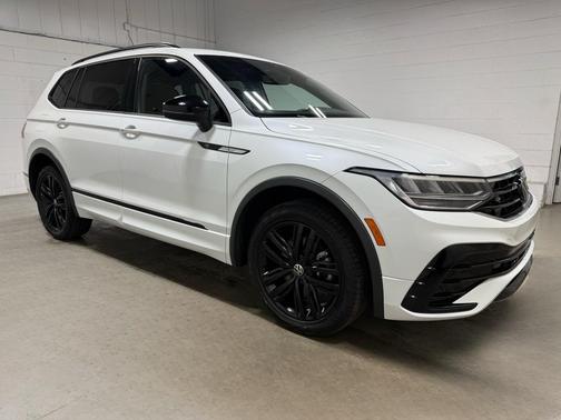 Oryx White Pearl Effect 2022 Volkswagen Tiguan 2.0T SE R-Line Black