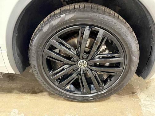 Oryx White Pearl Effect 2022 Volkswagen Tiguan 2.0T SE R-Line Black