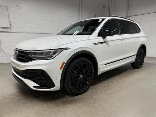 Oryx White Pearl Effect 2022 Volkswagen Tiguan 2.0T SE R-Line Black