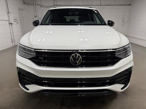 Oryx White Pearl Effect 2022 Volkswagen Tiguan 2.0T SE R-Line Black