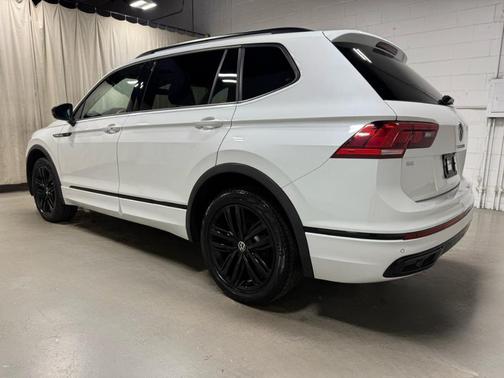 Oryx White Pearl Effect 2022 Volkswagen Tiguan 2.0T SE R-Line Black