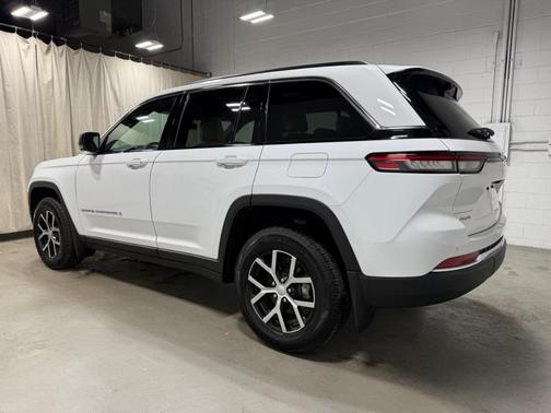 Bright White Clearcoat 2025 Jeep Grand Cherokee Limited