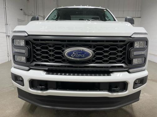 Oxford White 2023 Ford F-250 XL