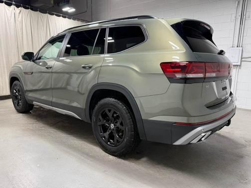 Avocado Green Pearl 2025 Volkswagen Atlas 2.0T Peak Edition