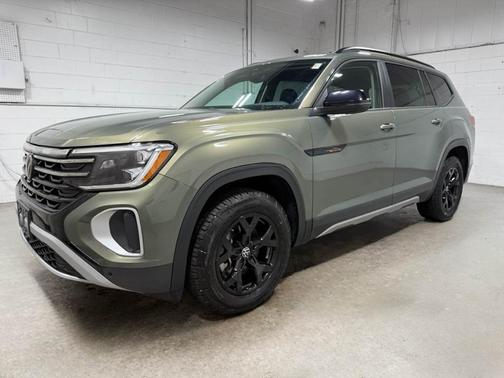 Avocado Green Pearl 2025 Volkswagen Atlas 2.0T Peak Edition