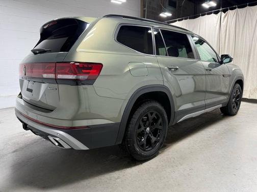 Avocado Green Pearl 2025 Volkswagen Atlas 2.0T Peak Edition