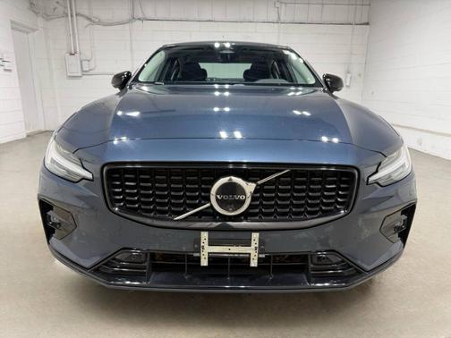 2024 Volvo S60 B5 Plus Dark Theme